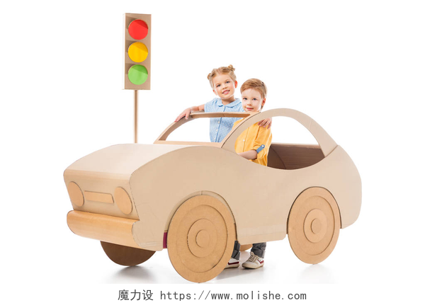 白色背景下的两个小孩子开着车可爱的孩子玩纸板车和交通灯, 白色